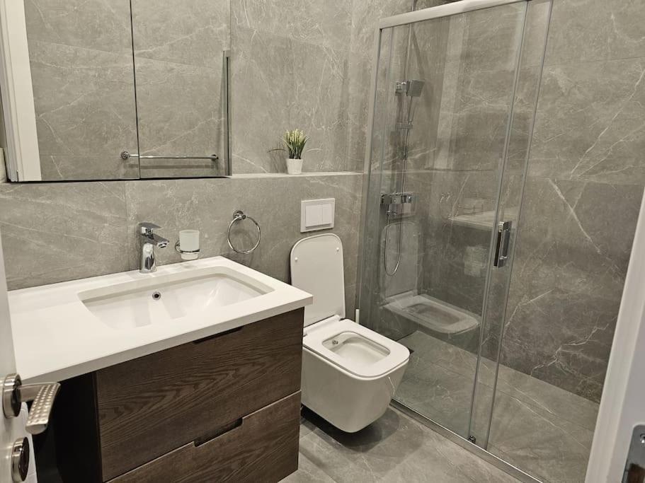 Deluxe Flat With Garden_Tirana Apartment Exterior photo