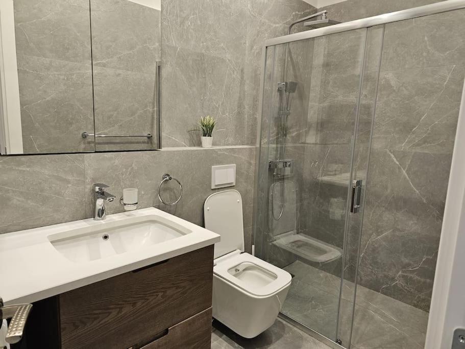 Deluxe Flat With Garden_Tirana Apartment Exterior photo